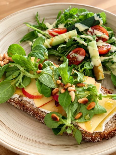 Stulle mit cremigen Weichkäse, Honig und Wallnüssen